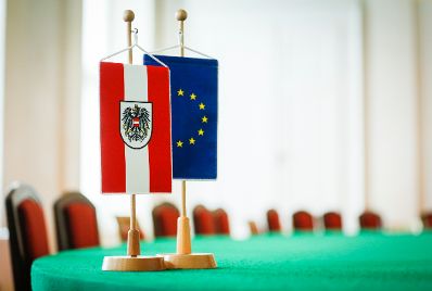 Eine österreichische und europäische Tischfahne auf einem Besprechungstisch. Schlagworte: Bundesadler, Fahnen, Flaggen
