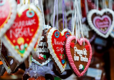 Lebkuchenherzen am Christkindlmarkt. Schlagworte: bunt, Essen, Schriftzug, Süßigkeiten, Zuckerguß