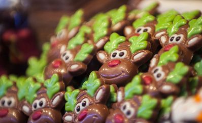 Schoko-Rentierte am Christkindlmarkt. Schlagworte: Essen, Schokolade, Süßigkeiten, Zuckerguß