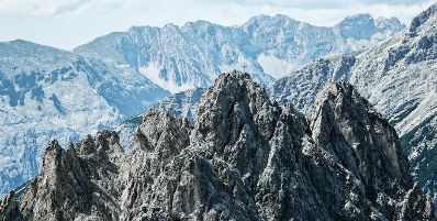 Eine Berglandschaft in Tirol. Schlagwörter: Berge, Natur, Wald, Wälder, Wiese, Stein, Gestein, Holz, Geröll, Schnee