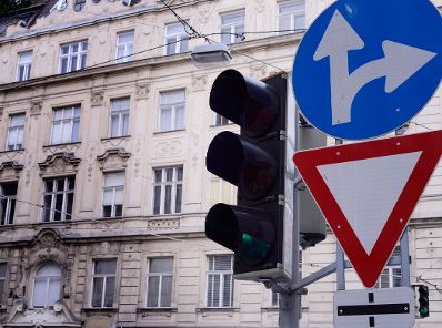 Ampel (Grün) mit Verkehrsschildern: Vorrang geben (Querstraße ist Vorrangstraße), Vorgeschriebene Fahrtrichtung (Geradeaus fahren oder rechts abbiegen) Schlagworte: Ampel, Verkehr, Verkehrsschild, Verkehrszeichen