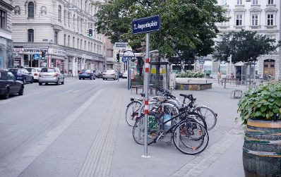Fahrräder abgestellt am Augustinplatz. Schlagworte: Fahrrad, Fahrzeuge, Verkehr, Platz, Stadtlandschaften, Straße