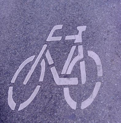 Das Symbol für einen Fahrradweg. Schlagworte: Beschriftung, Fahrrad, Fahrzeug, Bodenmarkierung, Verkehr