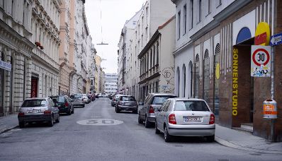 Einbahnstraße in Wien. Schlagworte: 30er Zone, Autos, Fahrzeuge, Verkehr, Sonnenstudio, Stadtlandschaften, Straße