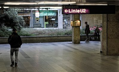 Aufnahme in der U-Bahn Station Karlsplatz U2. Schlagworte: Cafe, Menschen, Passanten, Skater, U-Bahn, Verkehr