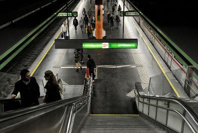 Aufnahme in der U-Bahn Station Karlsplatz U4 Schlagworte: Menschen, Passanten, Rollstreppe, Stiege, Treppe, U-Bahn, Verkehr