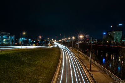 Eine befahrene Straße bei Nacht. Schlagwörter: Wien, Nacht, Verkehr, Lichter, Langzeitbelichtung , Rat für Verkehr, Telekommunikation und Energie, TTE