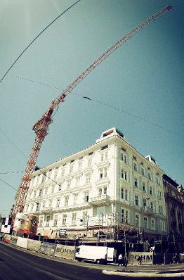 Eine Baustelle in Wien. Schlagworte: Baustelle, Gebäude, Kran, Wirtschaft
