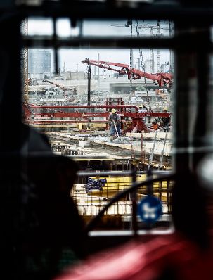 Arbeiter auf der Baustelle des ÖBB Hauptbahnhofes in Wien. Schlagworte: Arbeiter, Baustelle, Menschen, Wirtschaft