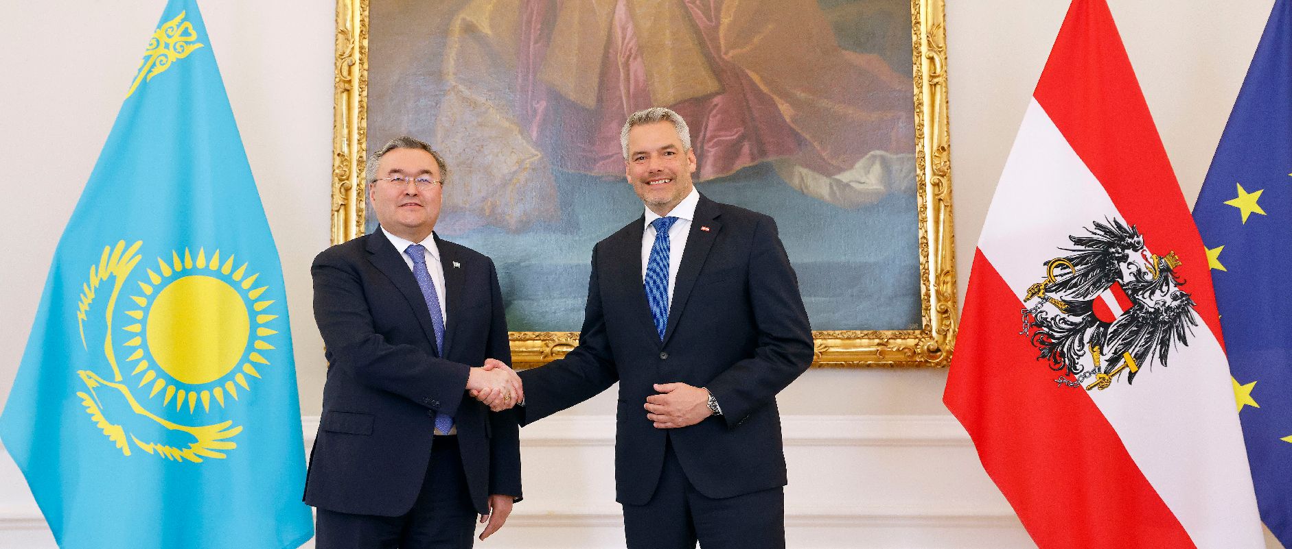 <p>Am 21. Juni 2022 empfing Bundeskanzler Karl Nehammer (r.) Tileuberdi Mukhtar, Vizepremierminister der Republik Kasachstan (l.).</p>
