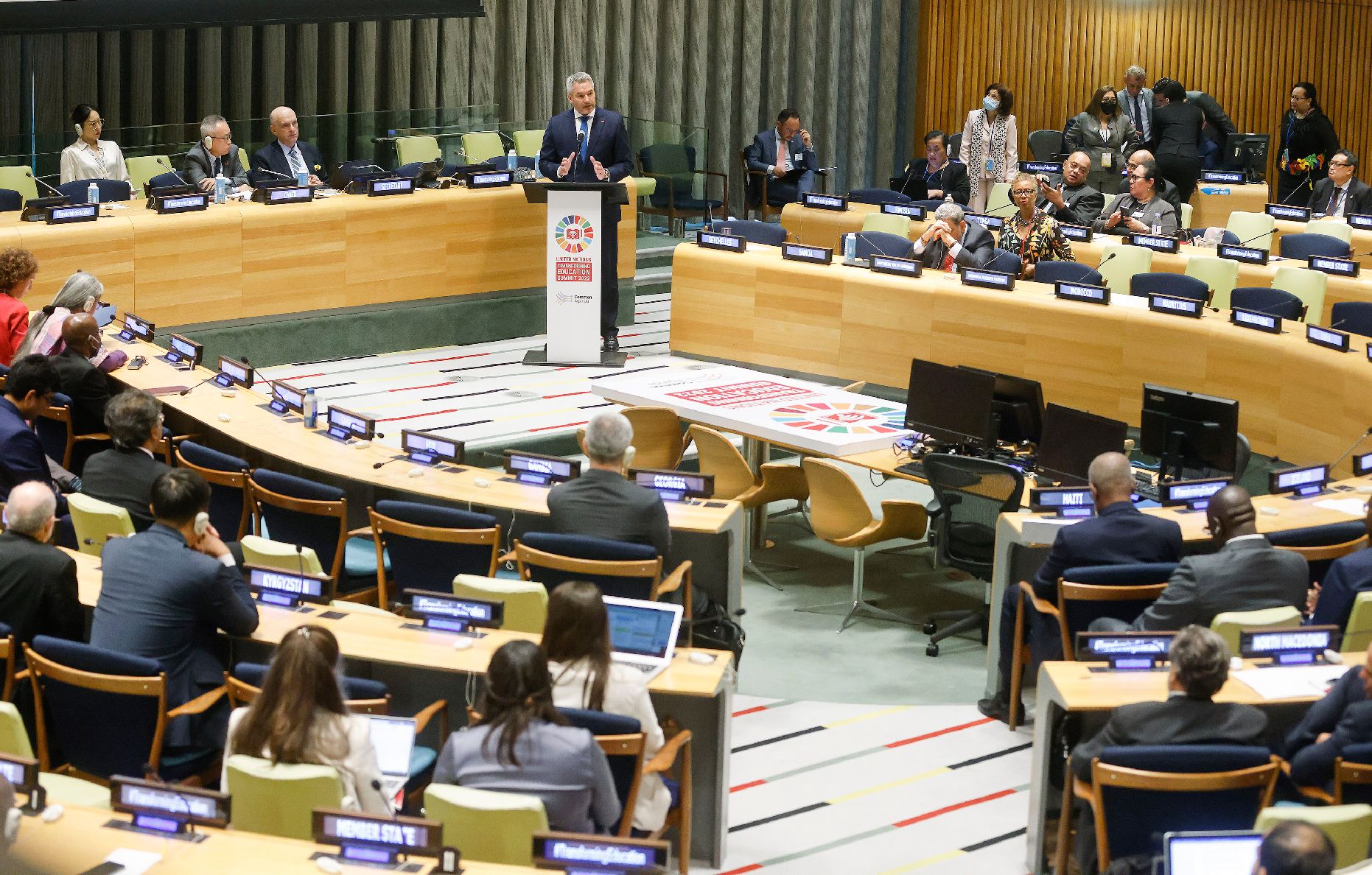 Am 19. September 2022 reiste Bundeskanzler Karl Nehammer zu einem mehrtägigen Arbeitsbesuch nach New York. Im Bild bei einer Rede in der UNO.