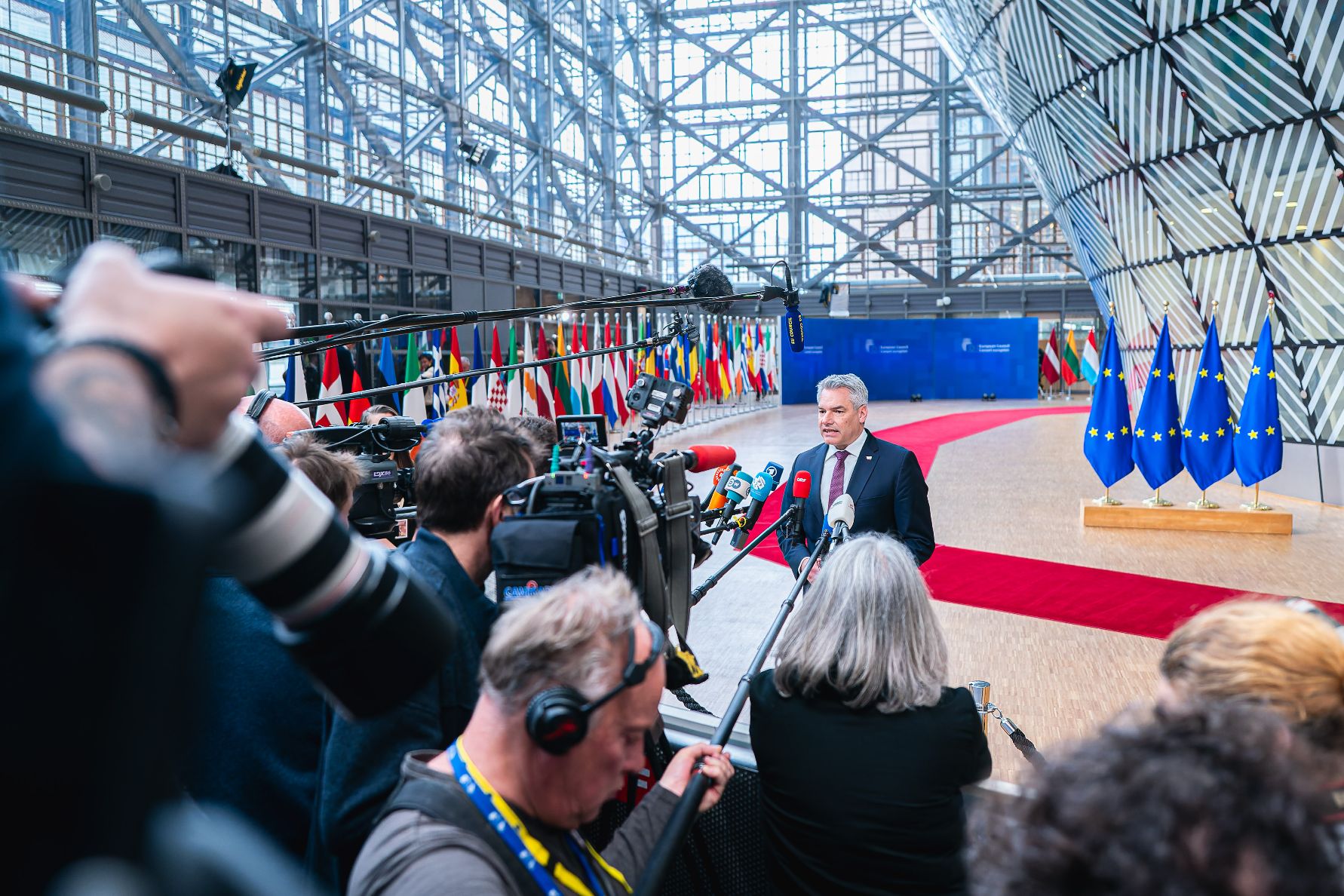 Am 21. März 2024 nahm Bundeskanzler Karl Nehammer (m.r.) an dem Treffen der EU-Staats- und Regierungschefs in Brüssel teil. Im Bild beim Doorstep.