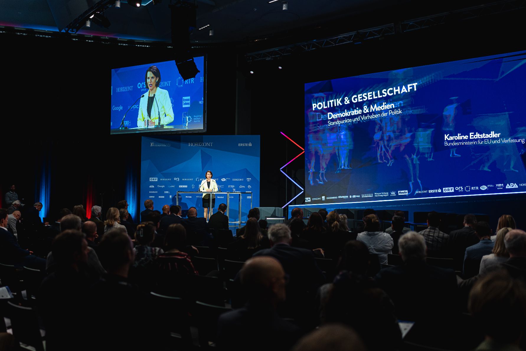 Am 21. September 2022 war Bundesministerin Karoline Edtstadler (im Bild) bei der Eröffnung der österreichischen Medientage.