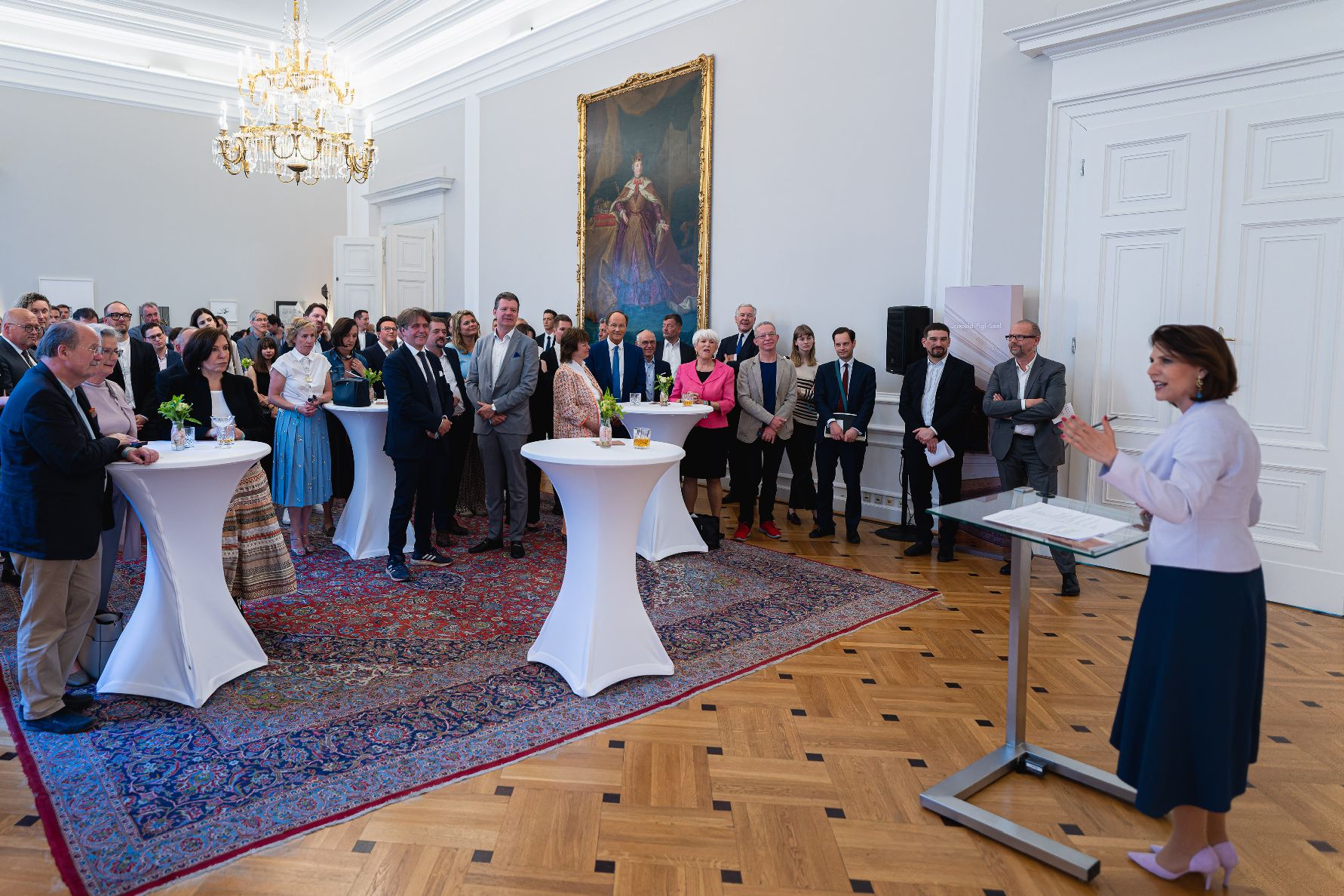 <p>Am 1. Juni 2023 nahm Bundesministerin Karoline Edtstadler (r.) an der Vernissage von „Neue Ambitionen“ im Bundeskanzleramt teil.</p>