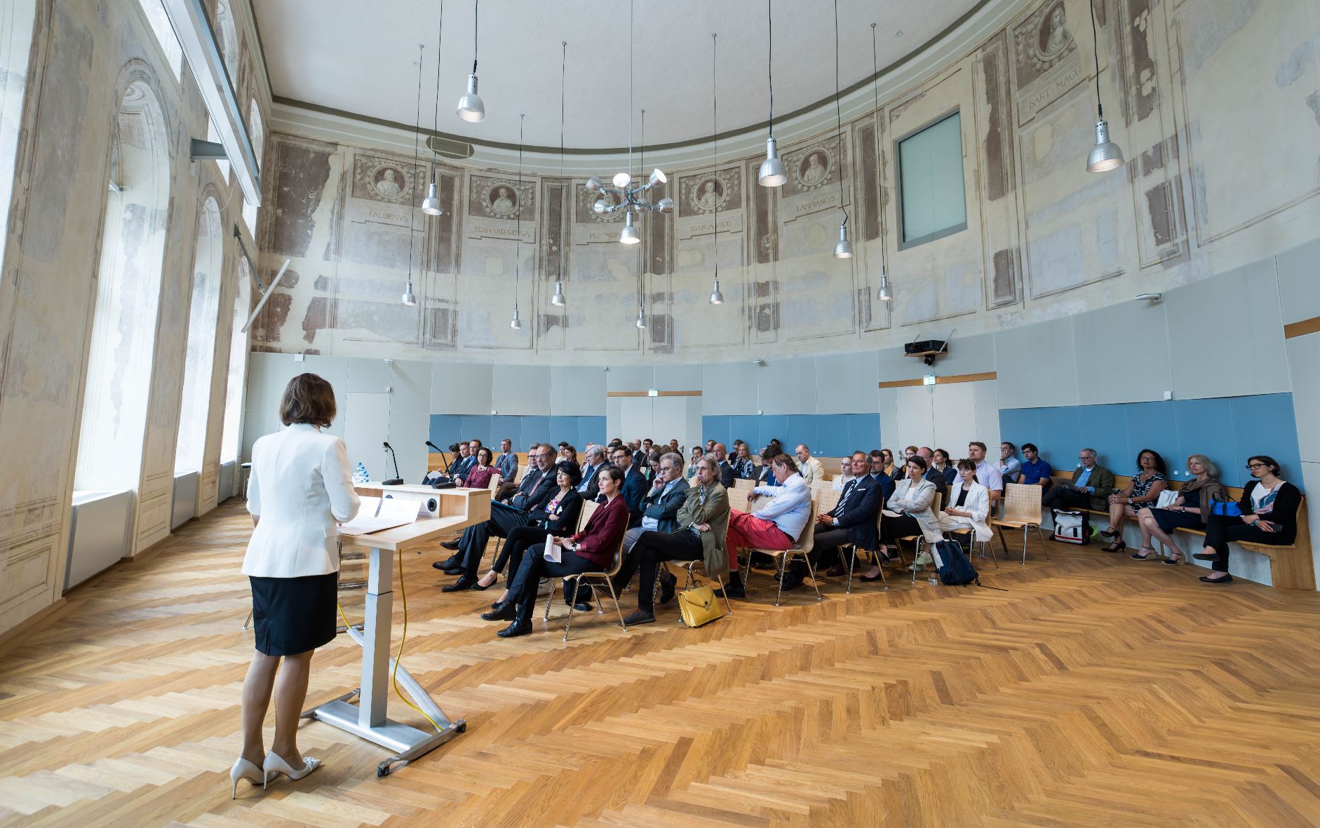 <p>Am 5. Juni 2023 nahm Bundesministerin Karoline Edtstadler an der Veranstaltung der Bioethikkommission zum Thema "Wissenschaft: Im Gespräch bleiben statt ablehnen" teil.</p>
