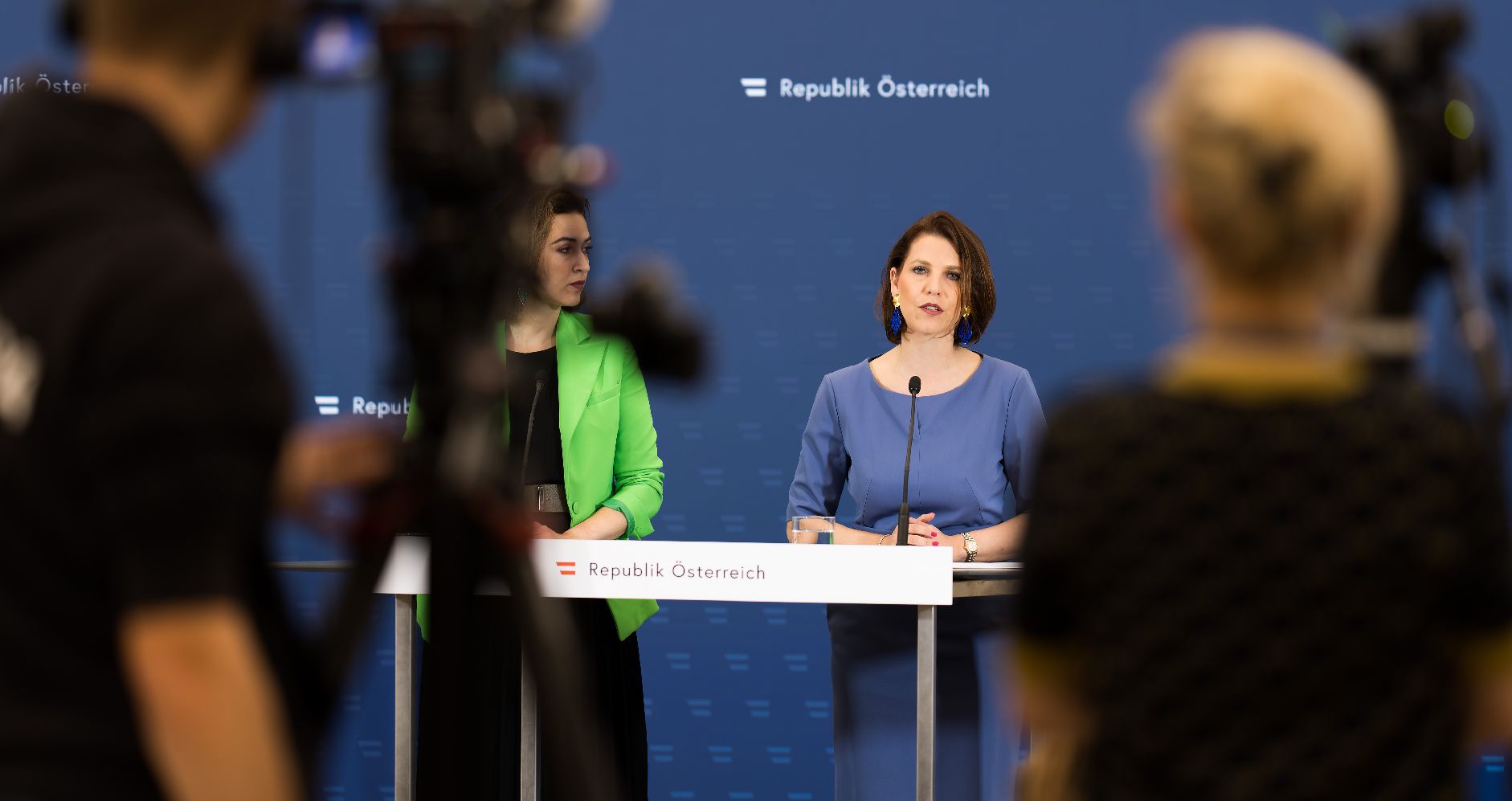 Am 7. Juni 2023 nahmen Bundesministerin Karoline Edtstadler (r.) und Bundesministerin Alma Zadic (l.) am Pressefoyer nach dem Ministerrat teil.