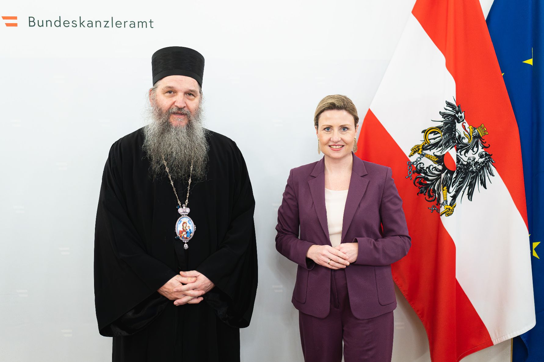 Am 27. März 2023 empfing Bundesministerin Susanne Raab (r.) den Bischof der serbisch-orthodoxen Diözese Österreich Andrej Cilerdzic (l.) zu einem Arbeitsgespräch.