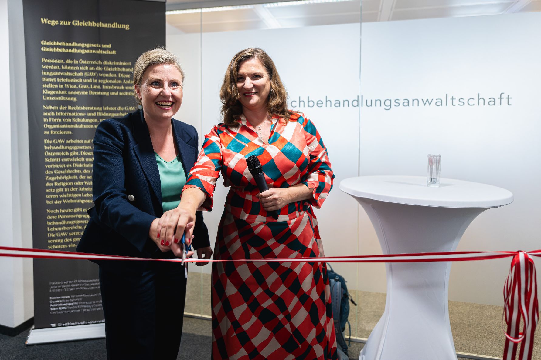Am 20. September 2023 nahm Bundesministerin Susanne Raab (l.) an der Büroeröffnung der Gleichbehandlungsanwaltschaft teil.
