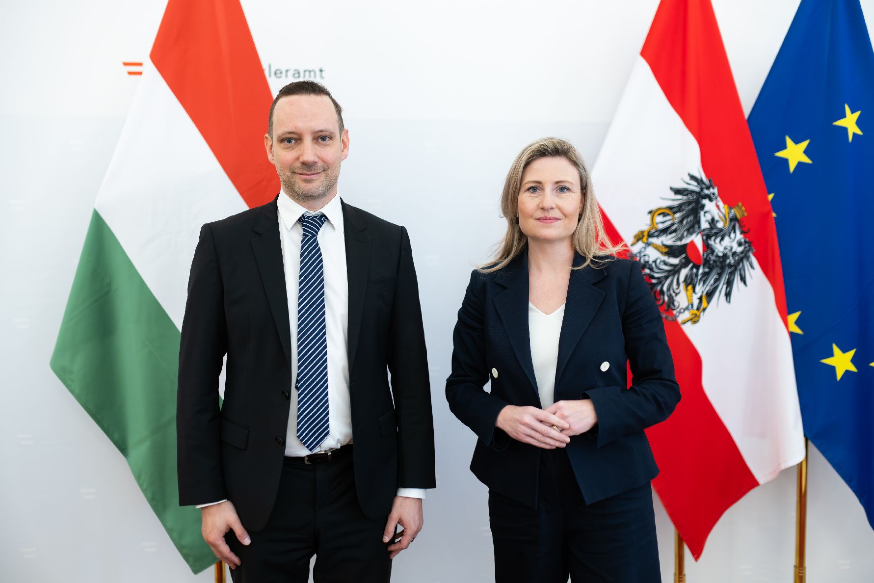 Am 25. März 2024 empfing Bundesministerin Susanne Raab (r.) den ungarischen Staatssekretär Tristan Azbej (l.) zu einem Arbeitsgespräch.