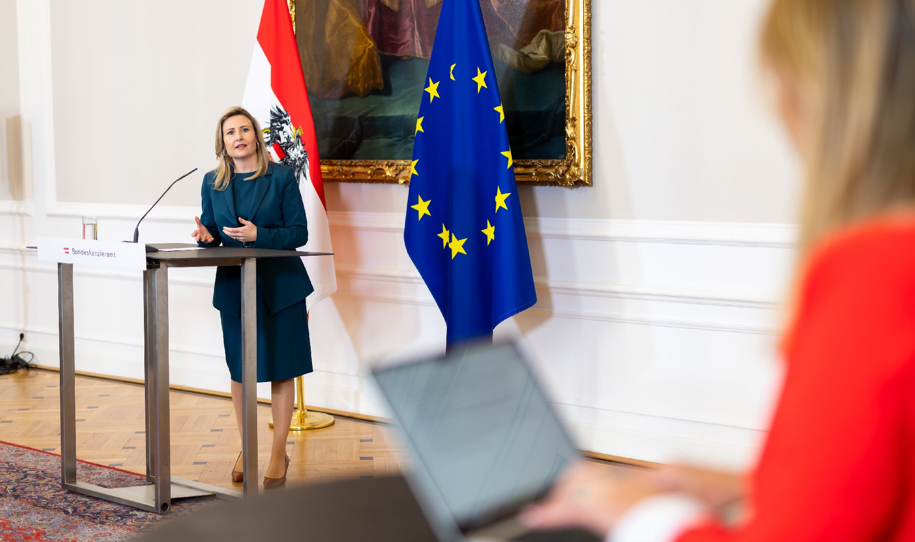 Am 28. März 2024 nahm Bundesministerin Susanne Raab (im Bild) an der Expertenrunde zum Thema "Österreichische Identität und Leitkultur-Werte des Zusammenlebens" teil. Im Bild bei der anschließenden Pressekonferenz.