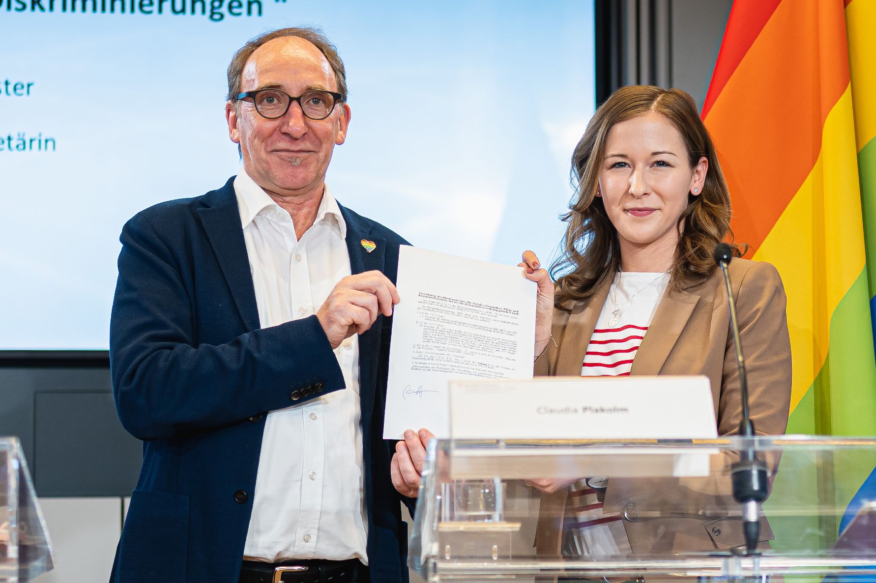 Am 20. Mai 2022 nahmen Bundesminister Johannes Rauch (l.) und Staatssekretärin Claudia Plakolm (r.) an einer Pressekonferenz Blutspende ohne Diskriminierung teil.