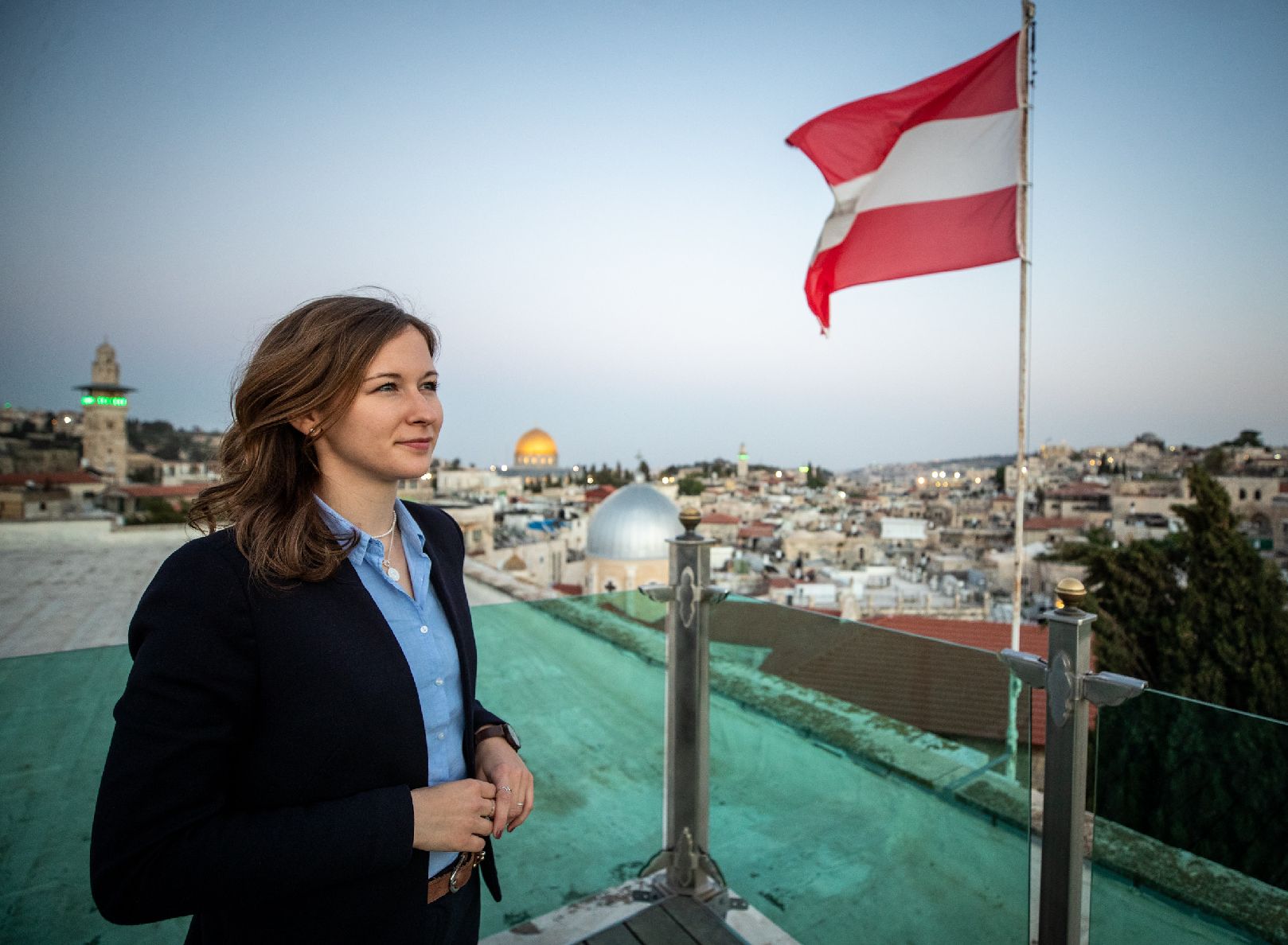 Am 22. Mai 2022 reiste Staatssekretärin Claudia Plakolm (l.) zu einem Arbeitsbesuch nach Jerusalem. Im Bild beim Empfang mit österreichischen Zivildienern im Österreichischen Hospiz.