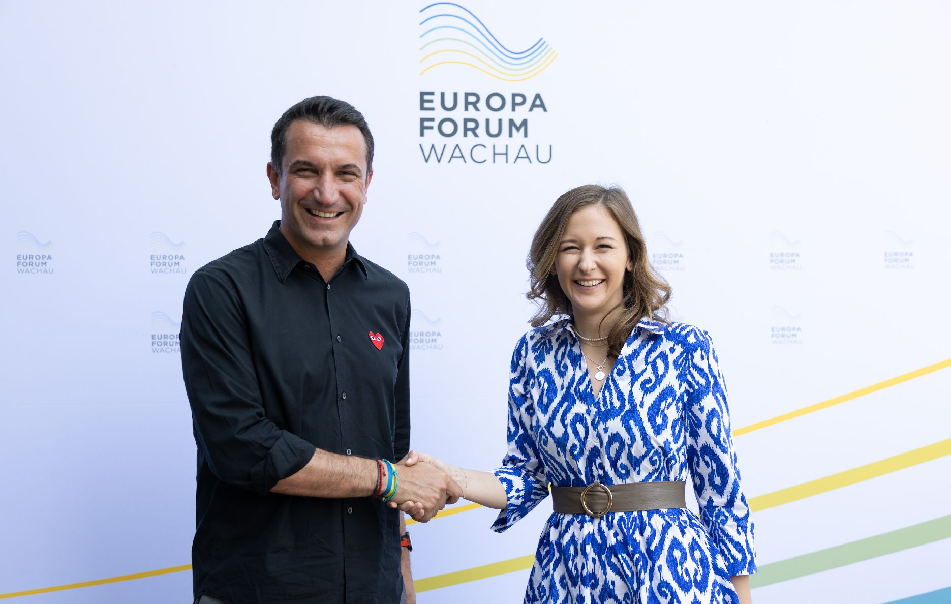 Am 24. Juni 2022 nahm Staatssekretärin Claudia Plakolm (r.) am Europa-Forum Wachau teil. Im Bild mit dem Bürgermeister von Tirana Erion Veliaj (l.).